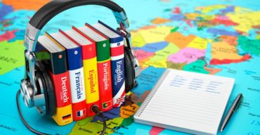 dicionários, fones e caderno são itens de trabalho usados quando contratar um tradutor profissional